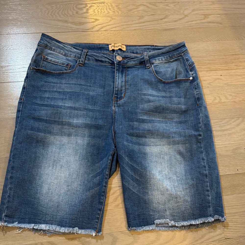 Honey & Bristle Bermuda shorts. Raw edge hem. Size 24 never worn!